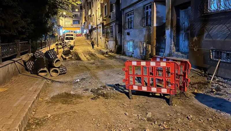 Bayrampaşa'da Altyapı Çalışmaları Devam Ederken Rögar Kapağı Patladı