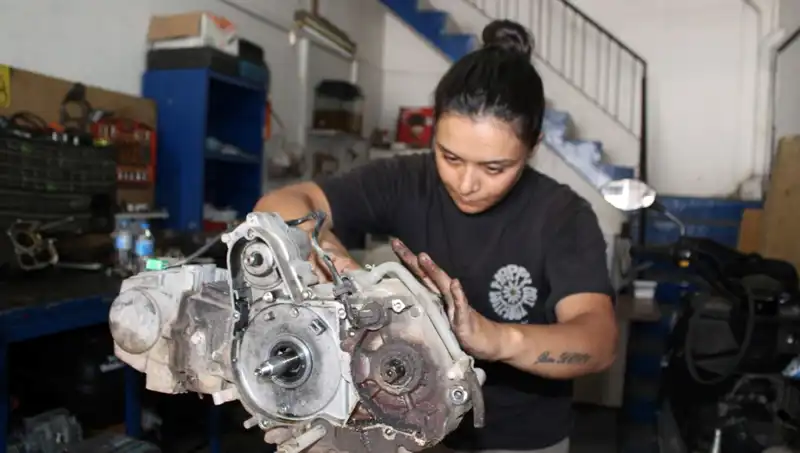 Eşi Çırak Bulamıyordu: 33 Yaşındaki Hayriye Motor Ustası Olmayı Başardı!
