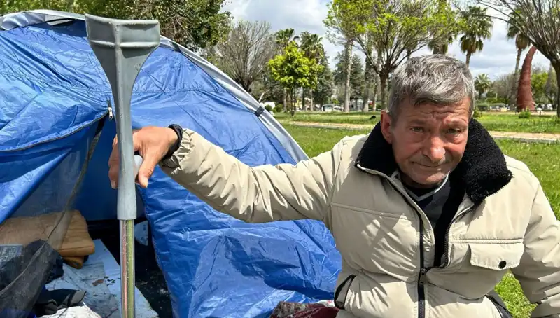 Kazada Bacağını Kaybeden Adam Parkta Yaşam Mücadelesi Veriyor