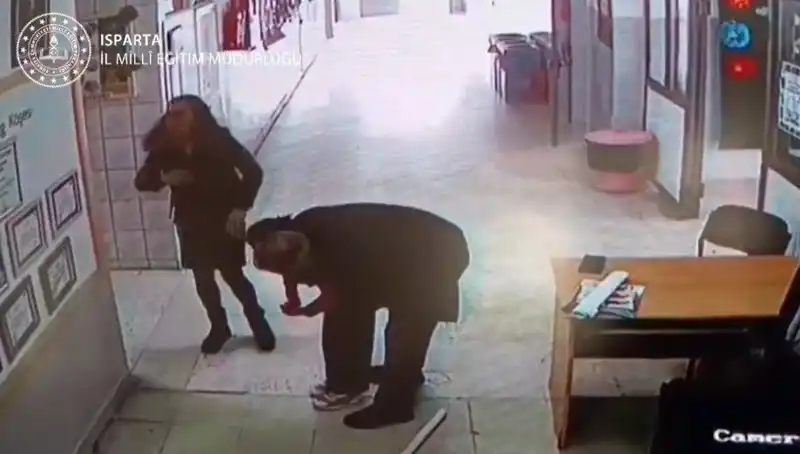Öğretmen, Heimlich Manevrasıyla Öğrencisini Hayata Döndürdü