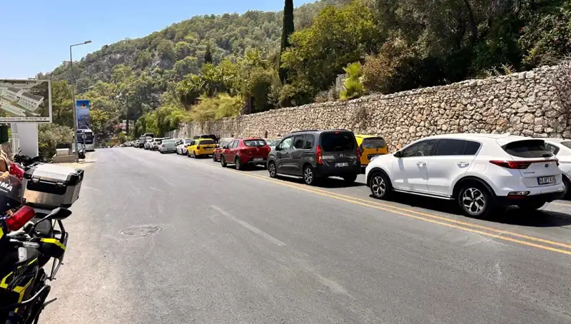 Fethiye-Ölüdeniz Yolu'nda Tatilci Yoğunluğu: Üç Kilometrelik Kuyruk Oluştu