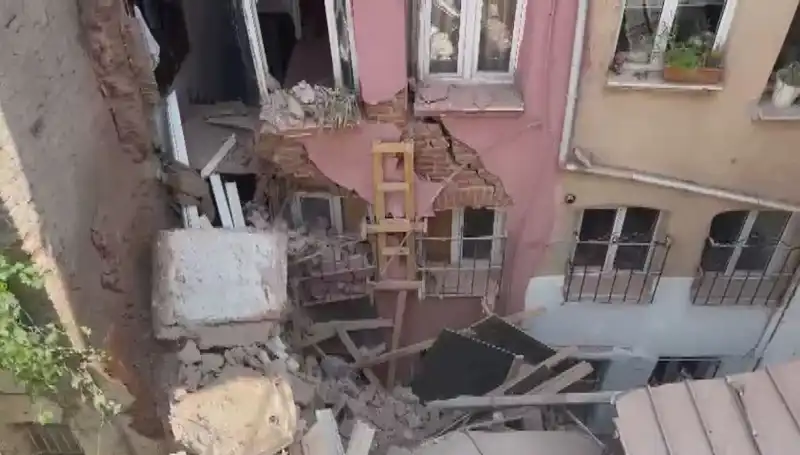 İstanbul'da Üç Katlı Binanın Balkonu Beklenmedik Bir Şekilde Çöktü