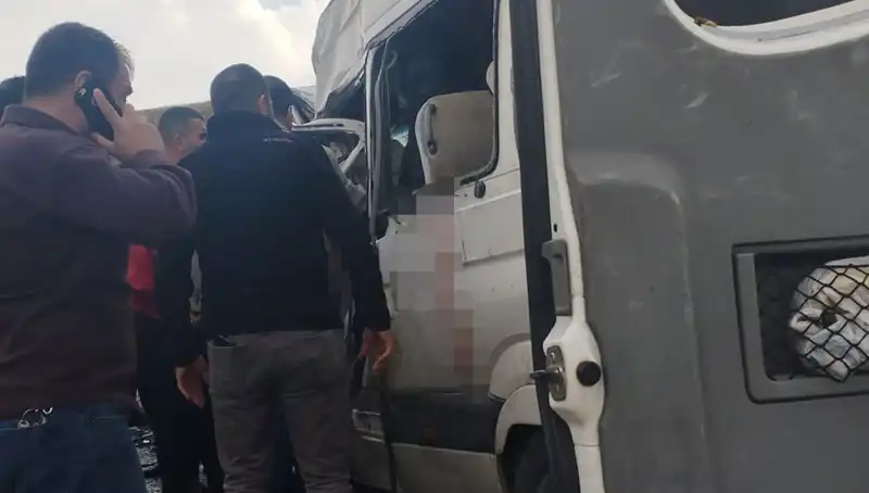 Van'da Korkunç Kaza: Minibüs ve Kamyonet Çarpıştı, 6 Kişi Hayatını Kaybetti