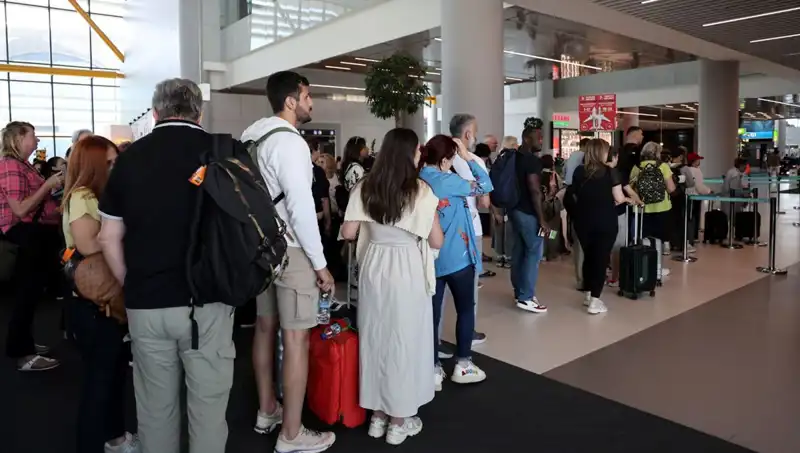 İstanbul Havalimanı'nda Bayram Yoğunluğu: 1,642 Uçuş Bekleniyor