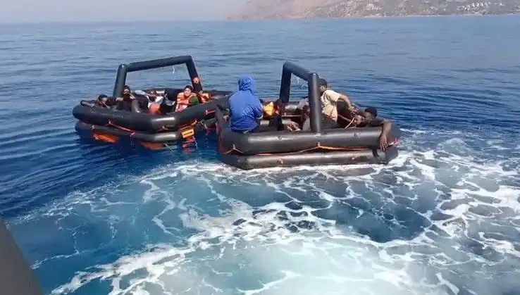 Ayvacık’ta Buz Gibi Sulara Düşen Göçmenler, Kurtarıldı!