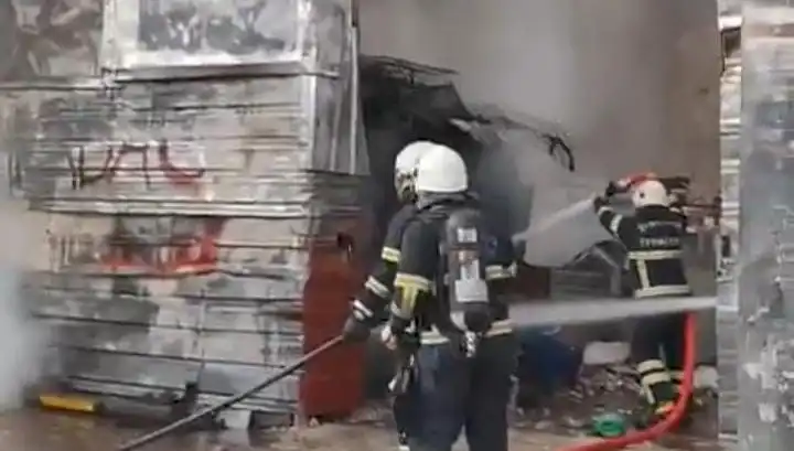 Şanlıurfa'da Korkutan Hurda Deposu Yangını: İtfaiye Ekipleri Seferber Oldu