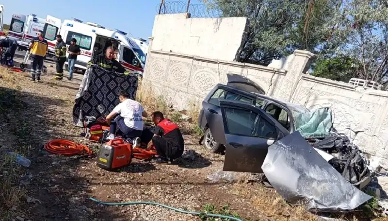 Lastiği Patlayan Araç İstinad Duvarına Çarptı: Feci Kaza 1 Can Aldı