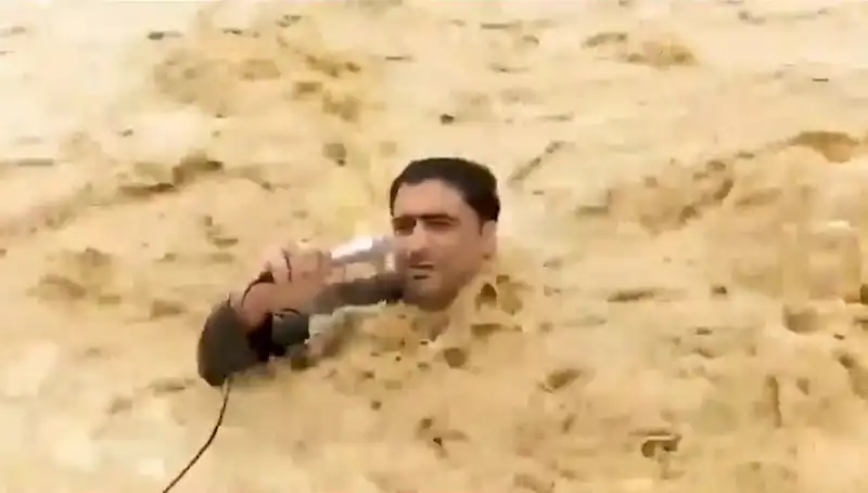Canlı Yayın Sırasında Sel Sularına Kapılan Anların Dramı