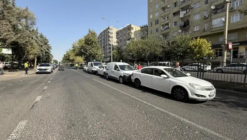 Diyarbakır'da Büyük Trafik Kazası: 5 Araç Birbirine Girdi