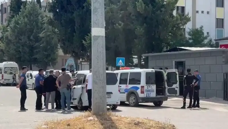 Adliye Önünde Aileler Arasında Işık Hızında Kavga: 5 Yaralı, 7 Gözaltı
