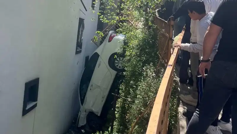 Kağıthane'de Korkunç Kaza: Araç Metrelerce Sürüklenerek İnşaat Alanına Girdi