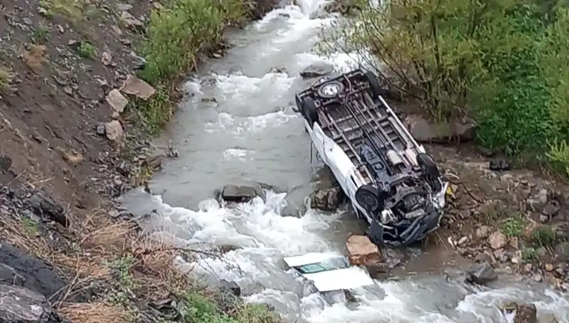 Hakkari'de Minibüs Devrilmesi: Derede Can Pazarı Yaşandı!