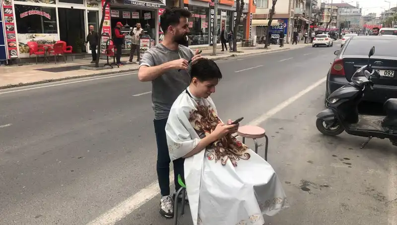 Depremin Ardından Tıraşını Dışarıda Tamamlayan Genç Girişimi