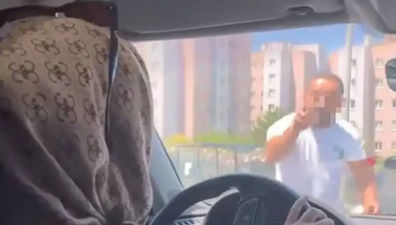 Trafikte Dehşet Anları: Camı Yumruklayıp Önünü Kestiği Kaza!