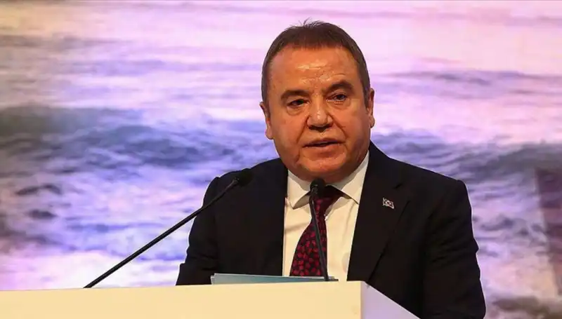 Muhittin Böcek: Antalya'nın Seçkin Belediye Başkanı ve Hayatı