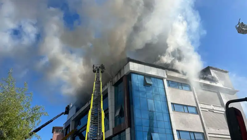 Esenyurt'ta Tekstil Atölyesinde Çıkan Yangın, Korku Dolu Anlar Yaşattı