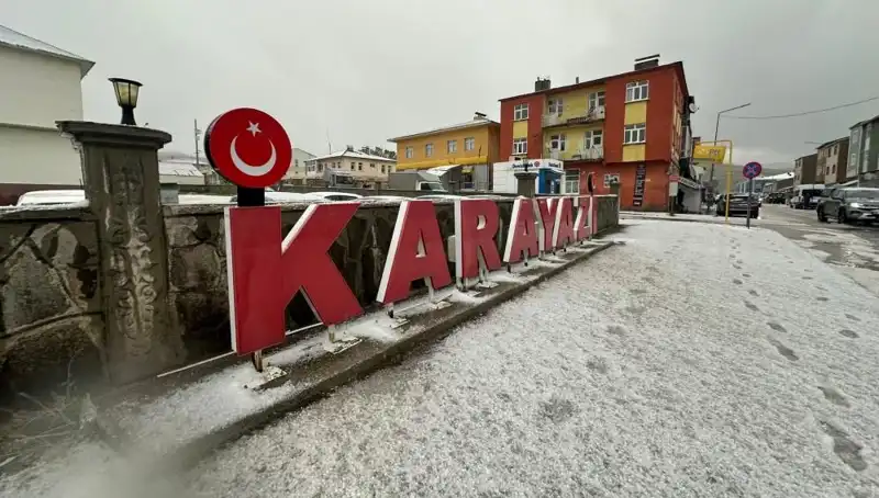 Temmuzda Sürücüler Karla Mücadelede Zor Anlar Yaşadı, Yollar Beyaza Büründü