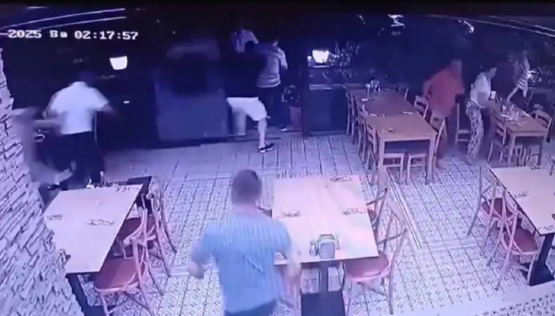 Deprem Anı Güvenlik Kamerasına Yansıdı: Şaşırtıcı Görüntüler Ortaya Çıktı