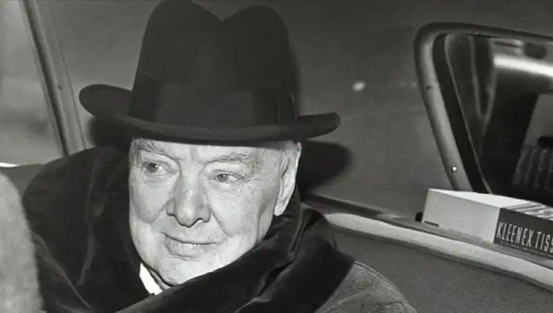 Tarihin Tozlu Sayfalarından: Churchill’in Bekar Evi Satışa Çıktı!