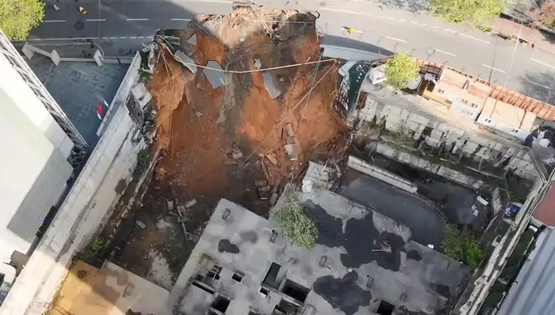 Sarıyer'de Şok! Cadde Çöktü, Trafik Durma Noktasında