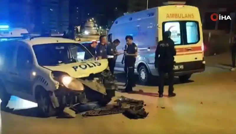 Ankara'da İki Araç Çarpıştı: Polis Aracı ve Hafif Ticari Araç Kaza Yaptı