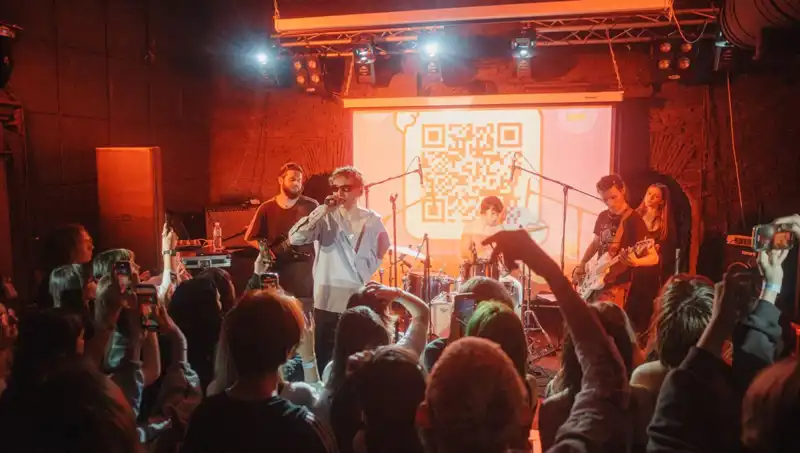 Savaş Ortamında Hayatta Kalma Sanatı: Konser ve Saldırı Bir Arada