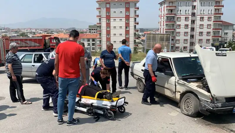 Kavşakta Meydana Gelen Kaza: İki Kişi Yaralandı!