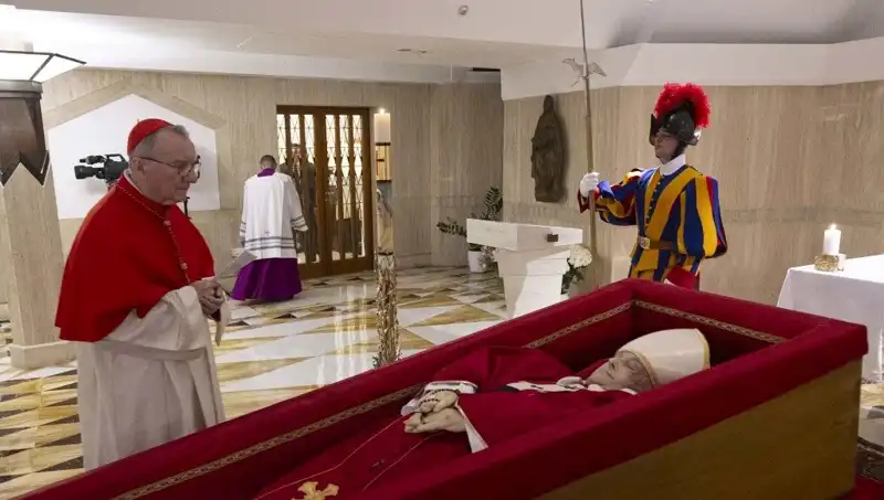 Papa'nın Tabutundaki Fotoğraflar: Duygu Dolu Anların Paylaşıldığı O Anlar