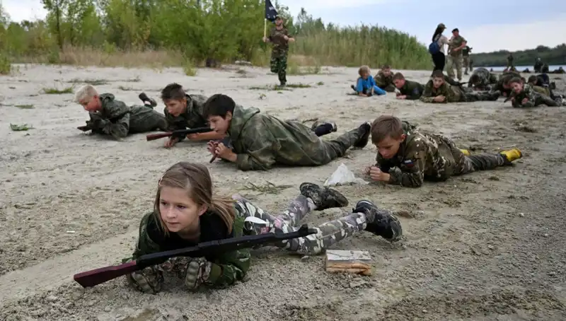 Rusya'da 8 Yaşındaki Çocuklar Askeri Eğitime Alınıyor: Büyük Tehlike!