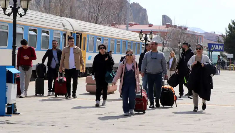 İranlı Turistlerin Van'a Akını: Nevruz Bayramında Yüzler Gülüyor