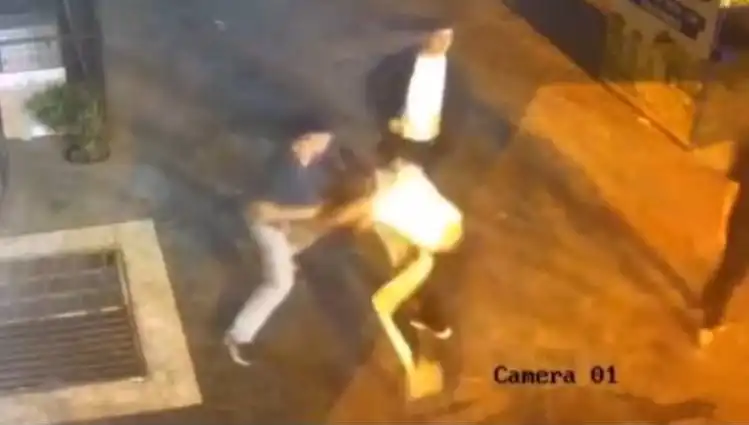 İstanbul'da Sokak Ortasında Tekmeli Yumruklu Kavga: Güvenlik Kameraları Olayı Kaydetti