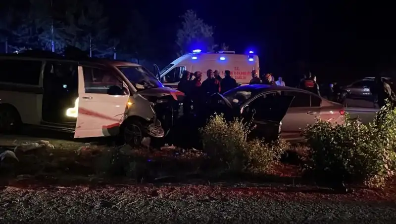 Ters Yön Faciası: İki Araç Kafa Kafa Çarpıştı, Can Kaybı ve Yaralılar Var