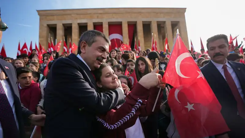 Anıtkabir’de Bakan Tekin ve Çocukların Duygusal Buluşması