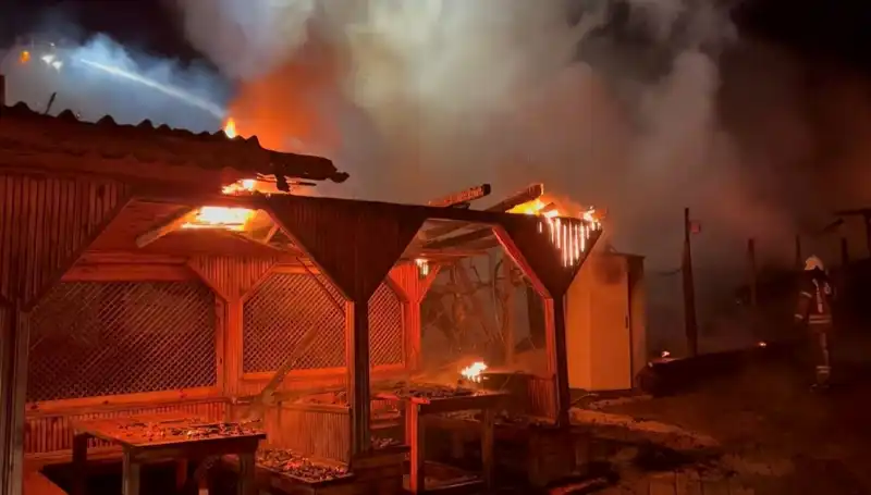 Şile'de Altı Gözleme Restoranı Kısa Sürede Alev Alev Yandı, Hemen Müdahale Edildi