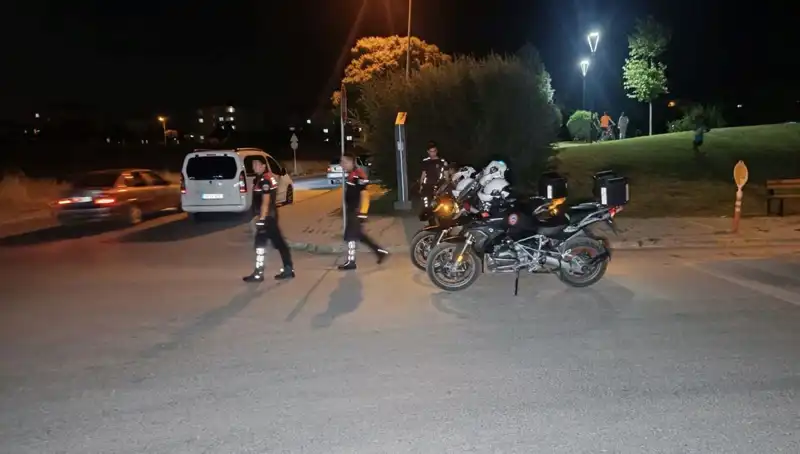 Parkta Kavga: 14 Yaşındaki Çocuk Bıçaklandı, Olayın Ardındaki Gerçek Nedir?