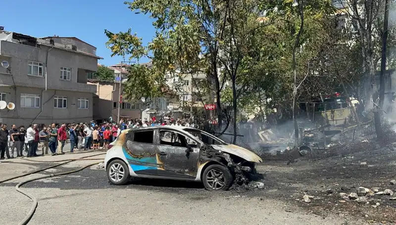Gecekonduda Çıkan Yangın, İki Araçta Maddi Hasara Yol Açtı