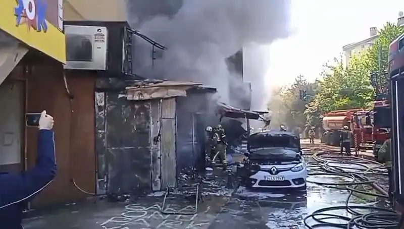 Ümraniye'de Hediyelik Eşya Dükkanında Çıkan Yangın, Gözleri Korkuyla Doldurdu