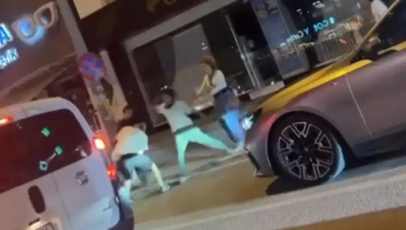 Cadde Boks Ringine Dönüştü: Vatandaşlar Arasında Şaşırtıcı Yumruklaşma