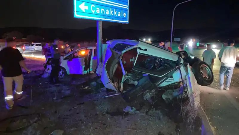 Çanakkale'de Faciaya Ramak Kaldı: İki Otomobil Çarpıştı, Yaralılar Hastaneye Kaldırıldı