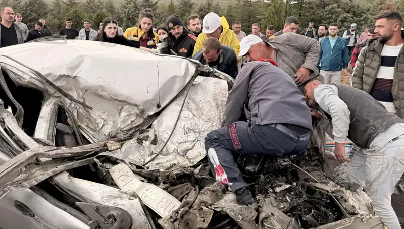 TIR ile Çarpışan Araç Kağıt Gibi Ezildi: Kaza Anı Dehşet Verdi