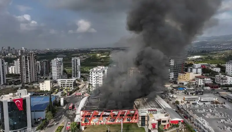 Mersin'de Fabrika Yangını: TOMA ile Müdahale Şoku!
