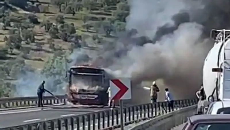 İzmir'de Pazar Sabahı Belediye Otobüsü Alev Alev Yandı