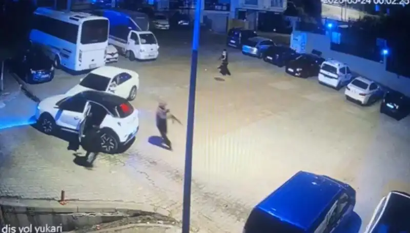 Kağıthane'de Kalaşnikovlu Dehşet: Maskeli Saldırganlar Açık Hava Savaşına Neden Oldu
