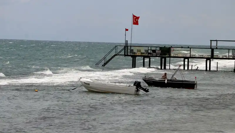 Poyraz Fırtınası: Denize Girmek Neden Yasaklandı?