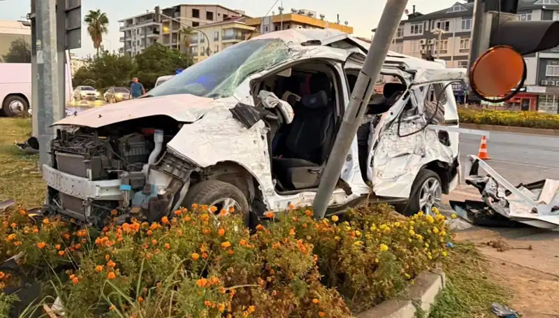 Antalya’da Midibüs ve Ticari Araç Çarpıştı: Korkutan Kaza, 6 Yaralı
