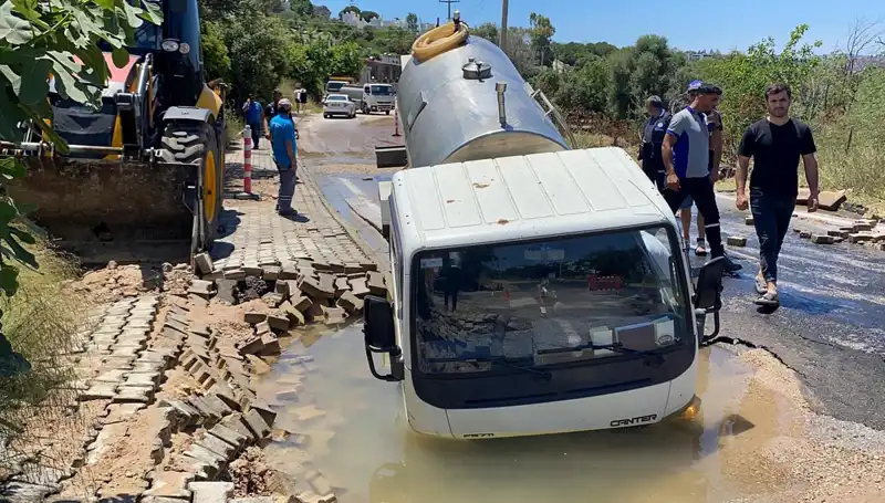 Bodrum'da Su Hattı Patladı, Tanker Dolu Çukura Düştü!