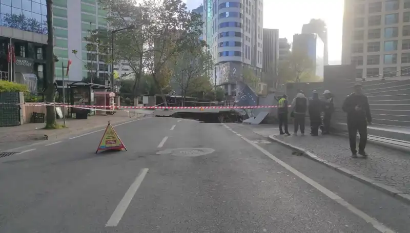 Sarıyer'de Vatandaşları Şaşırtan Yol Çökmesi: Cadde Kapatıldı!