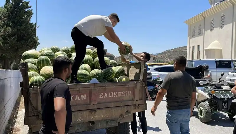 Karpuzlar, Sokaklarda Neşeye Dönüşüyor: Tanesiyle 12 Kilo Dağıtıldı!