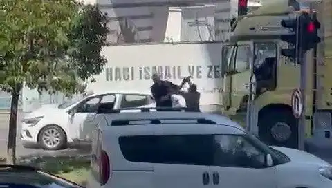 İstanbul Trafiğinde Çekiçli Dehşet: Olay Ne Anlama Geliyor?