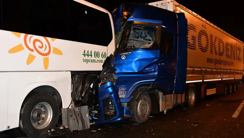 Tur Otobüsü ve Tırın Korkunç Çarpışması: 13 Yolcu Yaralı!